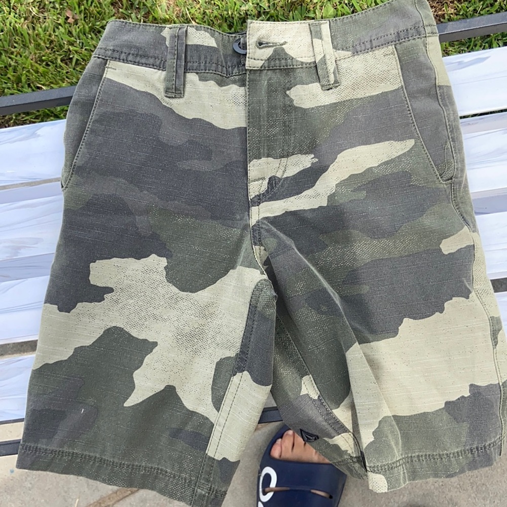 Volcolm boys size 22 camo shorts